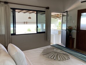 Special View (AC) | Desk, blackout curtains, bed sheets - Hotel Arcoiris (Puerto Escondido)