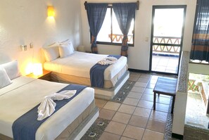 Superior (AC) | Desk, blackout drapes, bed sheets - Hotel Arcoiris (Puerto Escondido)
