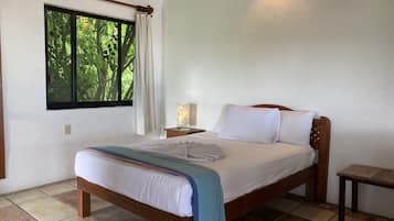 Special View (AC) | Bàn, màn/rèm cản sáng, bộ trải giường