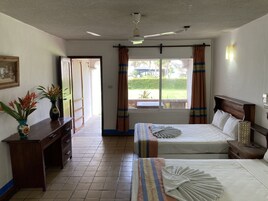 Escritorio, cortinas blackout y ropa de cama 