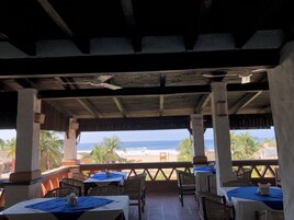 Desayuno con opciones de la cocina local incluido todos los días 