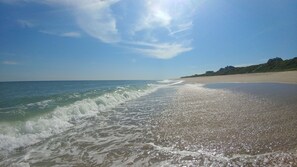 على الشاطئ، كراسي للتشمس، مناشف للشاطئ