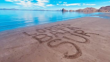 Una spiaggia nelle vicinanze, lettini da mare, teli da spiaggia