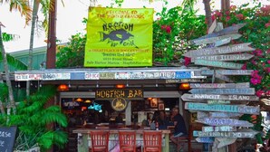 Un bar amb un taulell que mostra diverses destinacions.