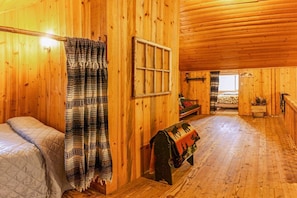 House (Multiple Bedrooms) | 7 bedrooms, bed sheets