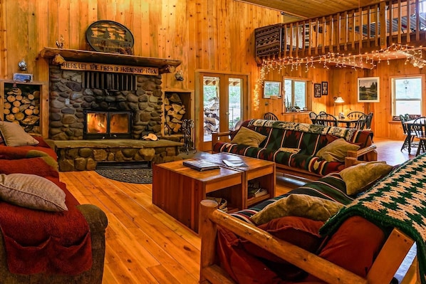 Maison (Multiple Bedrooms) | Coin séjour | Télévision, cheminée