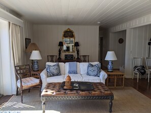 Fernseher, Kamin, DVD-Player, Bücher