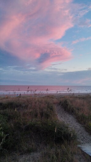 在海滩、沙滩椅、沙滩毛巾