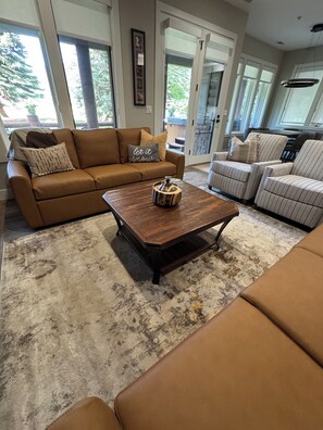 Smart TV, caminetto, libri