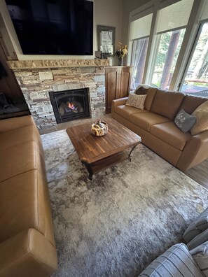 Smart TV, caminetto, libri