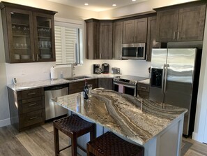 Kylskåp, mikrovågsugn, ugn och spishäll