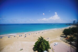 En la playa y toallas de playa 