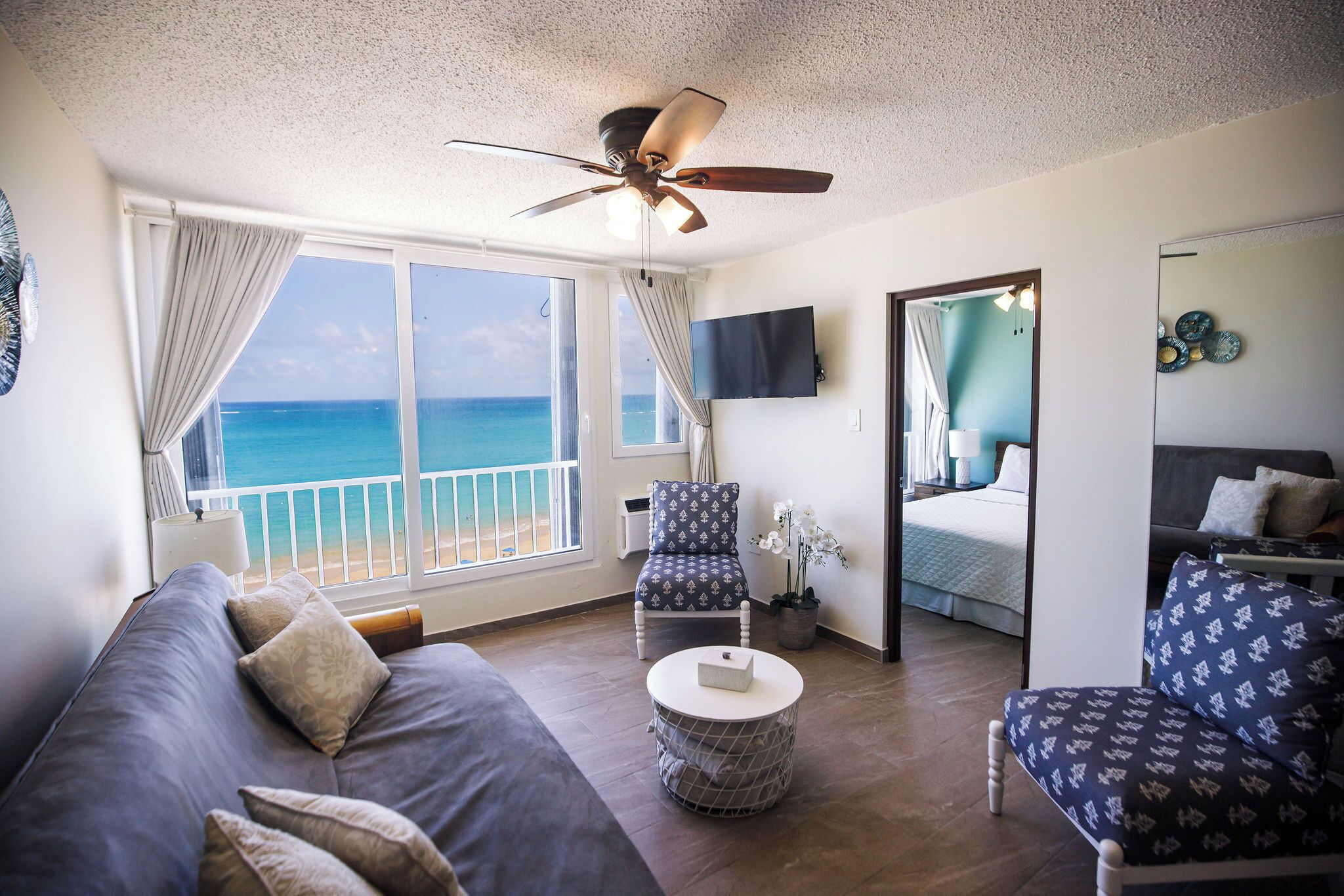 Smart-TV, DVD-Player, Bücher, Videothek