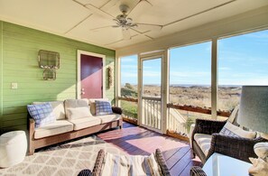 Fernseher, Tischtennisplatte, Drucker