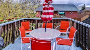 A round table with four orange chairs and a red and white striped umbrella on a wooden deck. - Oak Tower Townhouse-1.5 Blocks to OSF (Ashland)