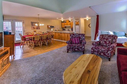 Oak Tower Townhouse-1.5 Blocks to OSF