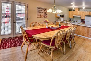 Villa (2 Bedrooms) | Essbereich im Zimmer