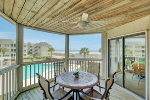 Outdoor dining - Award-Winning Resort Amenities | Tidewater I202 (Isle of Palms)
