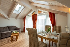 Suite – superior, 2 soverom, balkong, fjellutsikt | Oppholdsområde | En 42-tommers Flatskjerm-TV med Parabol-TV samt TV og bøker