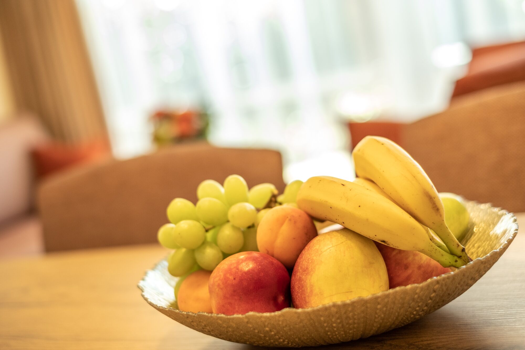 Eine Schale Obst auf einem Holztisch.