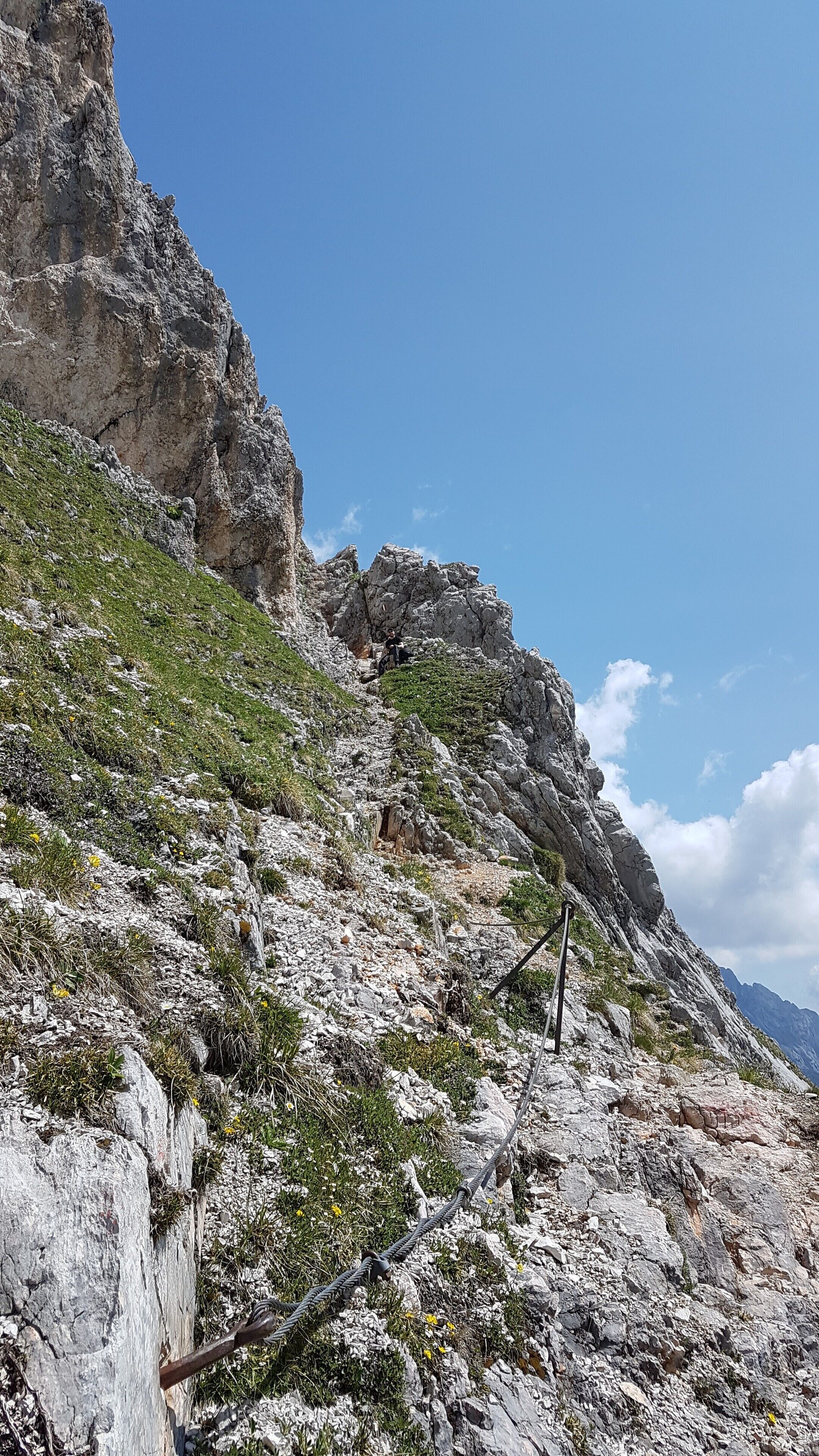 Un paysage montagneux rocheux sous un ciel dégagé.