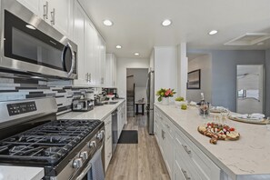 Refrigerador, microondas, parrilla de estufa y lavavajillas 