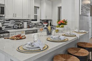 Unclassified image, 5 of 45, button - South Mission Beach House | Spacious 4 BR Home (San Diego)