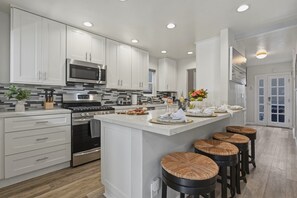 Fridge, microwave, stovetop, dishwasher