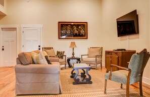 Smart TV, books - Old Style Apalachicola Charm in the Heart of the Historic District (Apalachicola)