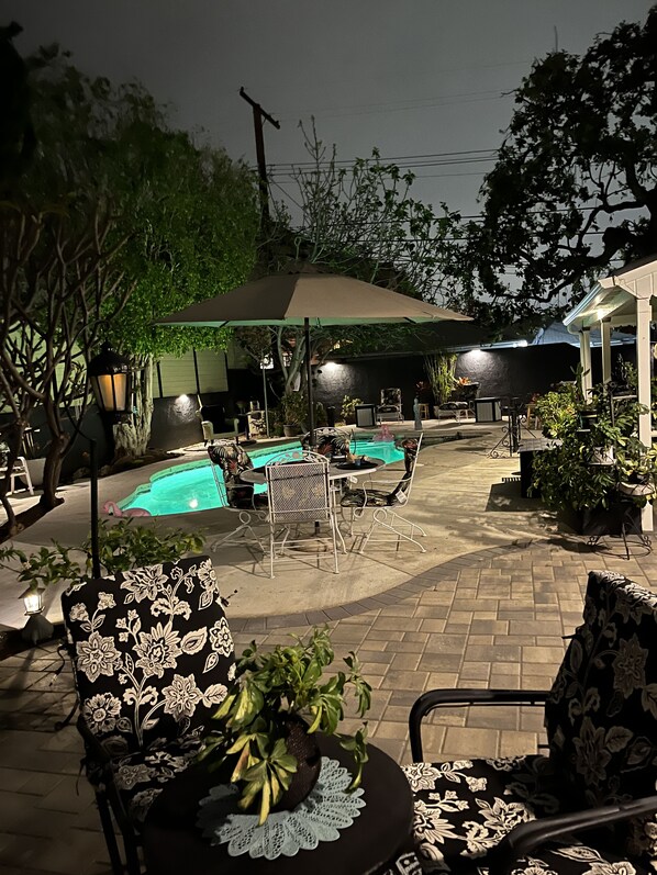 Outdoor dining - BURBANK FOOTHILLS-Monthly, Yearly—Pool&Spa, Pets, Solar, 3BR, 2BA (Burbank)