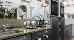Refrigerador, microondas, horno y lavavajillas 