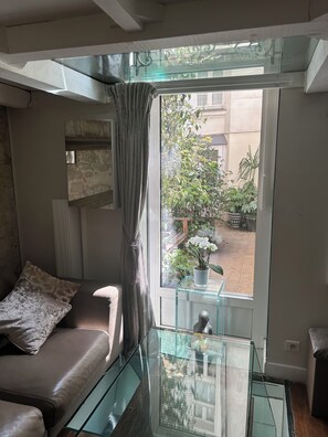 TV, stereo - Ile Saint Louis : Best Paris Location, a Fabulous Place (Paris)