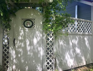 Property grounds - Oak Lawn Cottage ~ 1.5 Blocks to OSF (Ashland)
