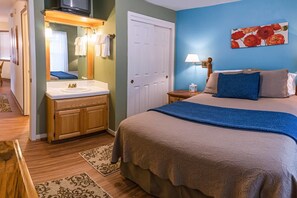 Cottage (2 Bedrooms) | 2 bedrooms, iron/ironing board, free WiFi, bed sheets - Oak Lawn Cottage ~ 1.5 Blocks to OSF (Ashland)