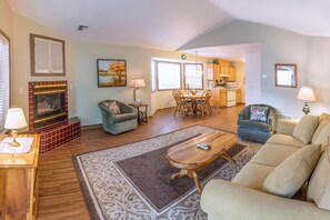 Cottage (2 Bedrooms) | Living area - Oak Lawn Cottage ~ 1.5 Blocks to OSF (Ashland)