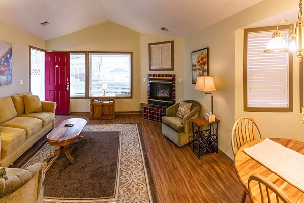 平房 (2 Bedrooms) | 客廳 | 電視、壁爐