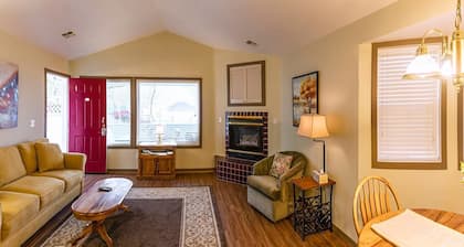 Oak Lawn Cottage ~ 1.5 Blocks to OSF