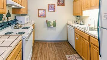 Cottage (2 Bedrooms) | Private kitchen | Full-size fridge, microwave, oven, stovetop