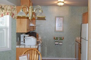 平房 (2 Bedrooms) | 私人廚房 | 大型雪櫃/冰箱、微波爐、焗爐、爐具