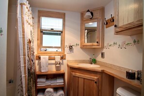 Shower, free toiletries, hair dryer, towels - #33 The Cabins at Hyatt Lake - Sleeps 6 - Hot Tub (Ashland)