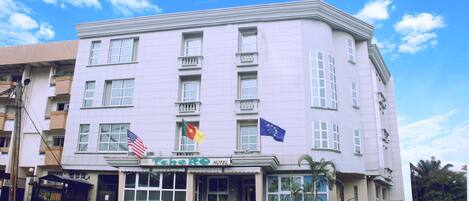 Vista frontal de la propiedad