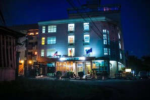 Façade de l’hébergement - soirée/nuit