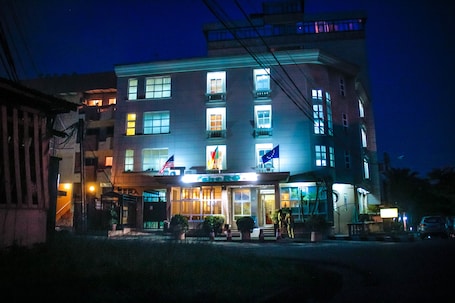 Fachada de la propiedad por la tarde o noche