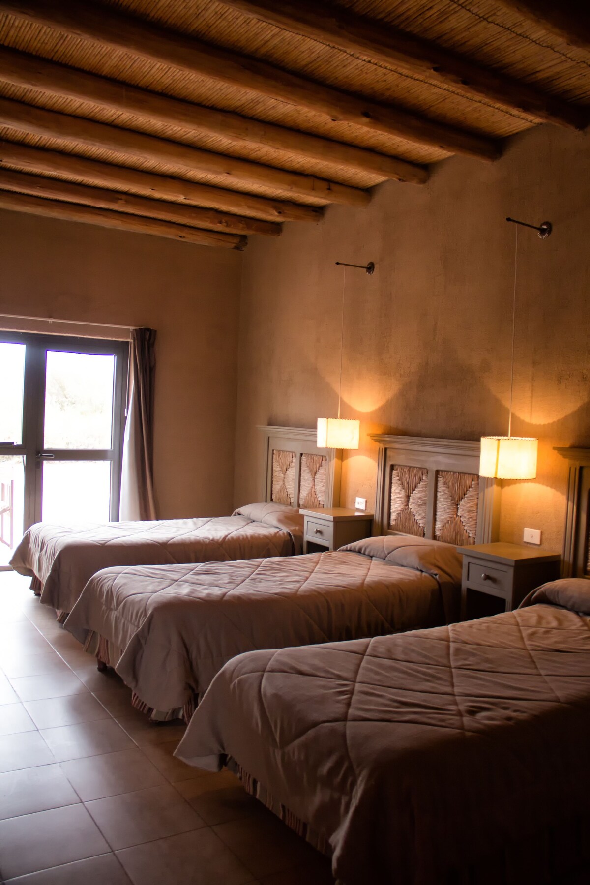 Escritorio, wifi gratis, ropa de cama