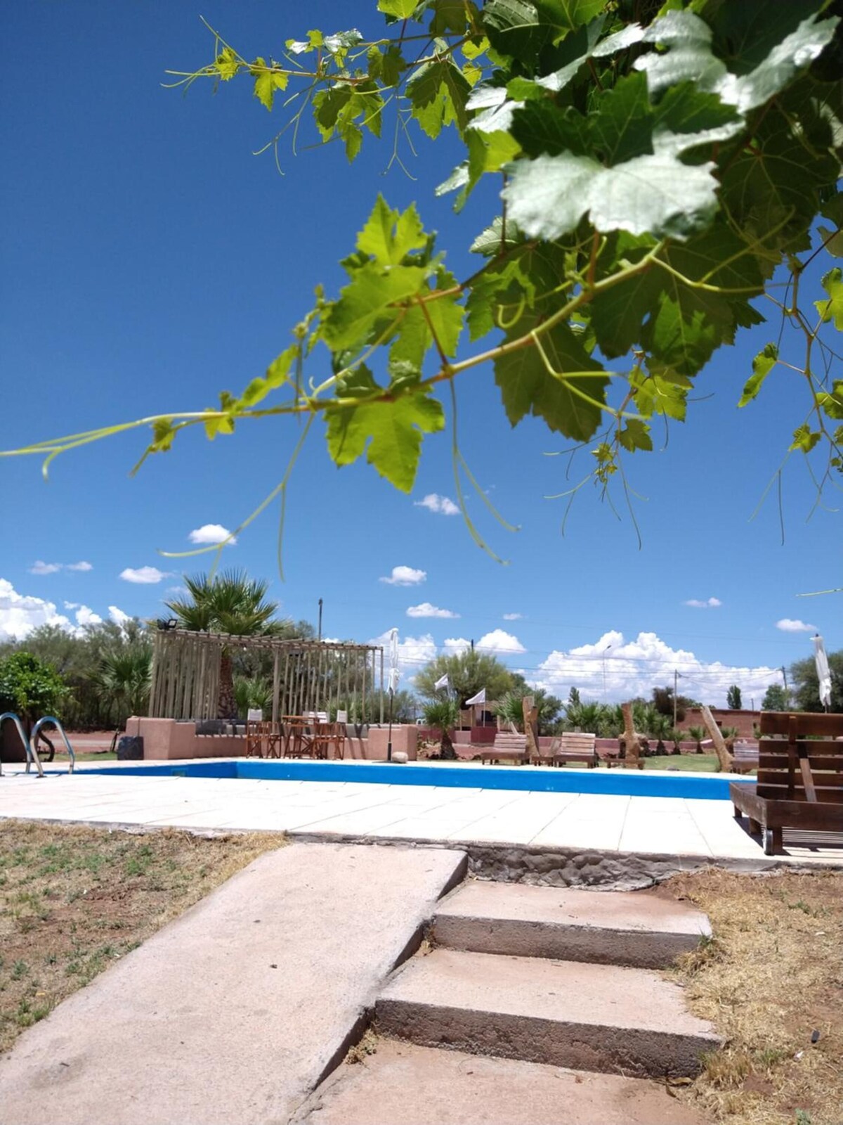 Una piscina al aire libre de temporada