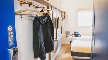 Twin kamer, 2 eenpersoonsbedden | Een bureau, een laptopwerkplek, geluiddichte muren, gratis babybedden