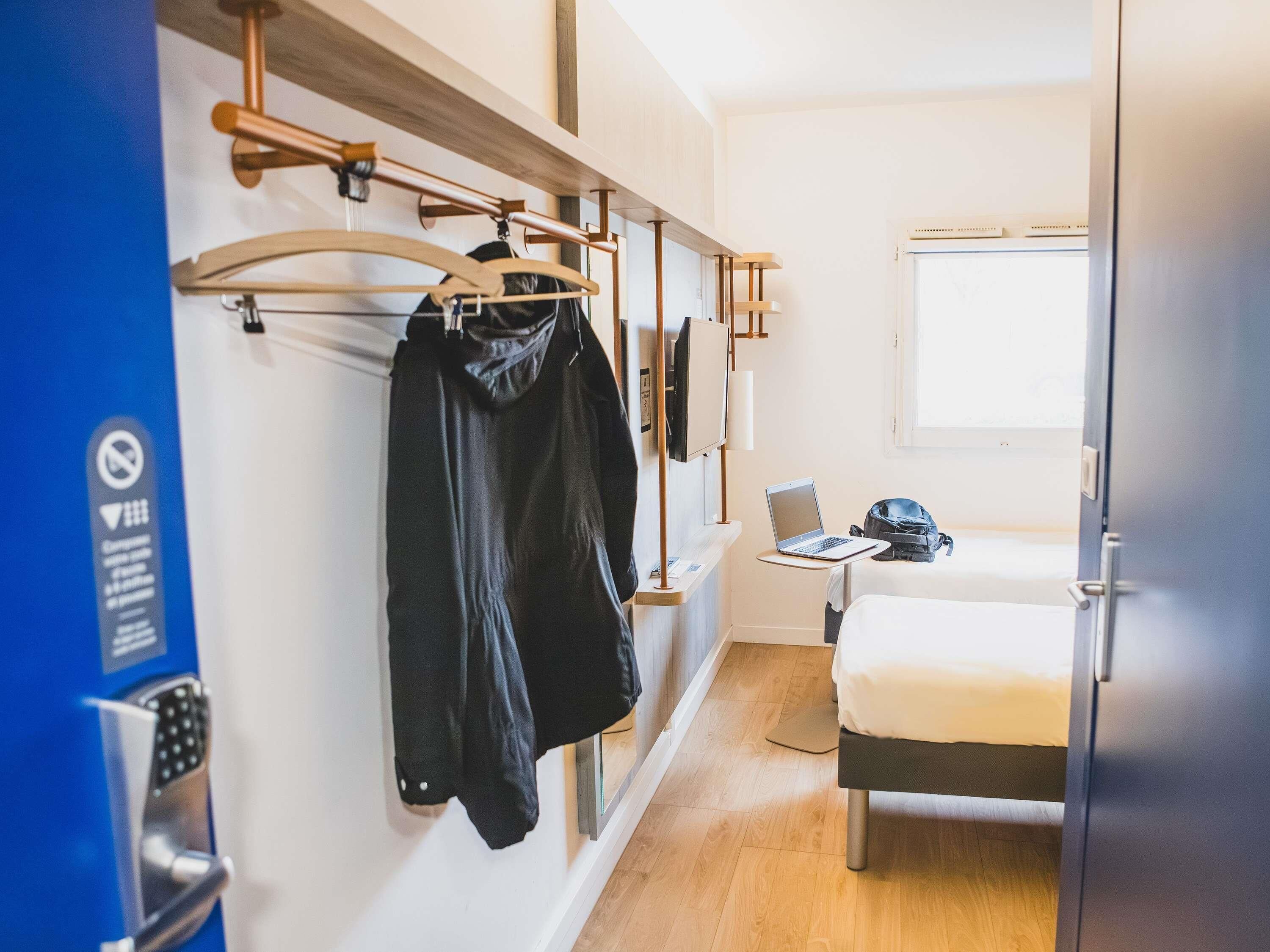 Quarto duplo, 2 camas de solteiro | Escrivaninha, espaço de trabalho para notebook, quartos à prova de som