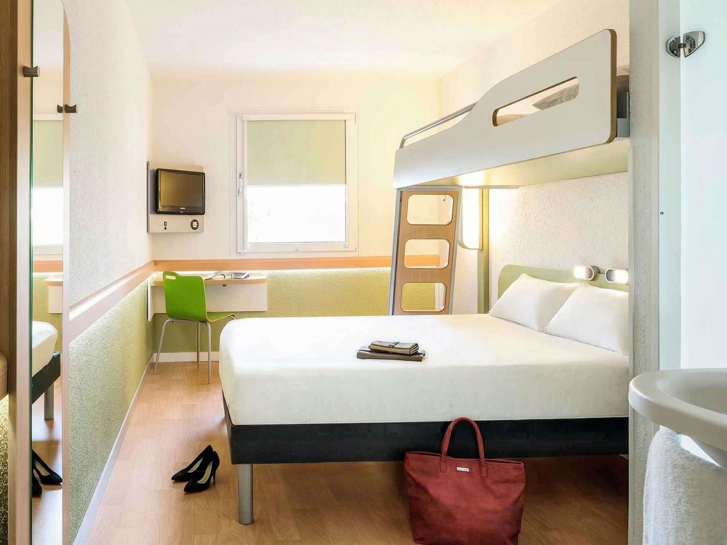 Triple Room, 1 Double Bed | Desk, laptop workspace, soundproofing, free cots/infant beds