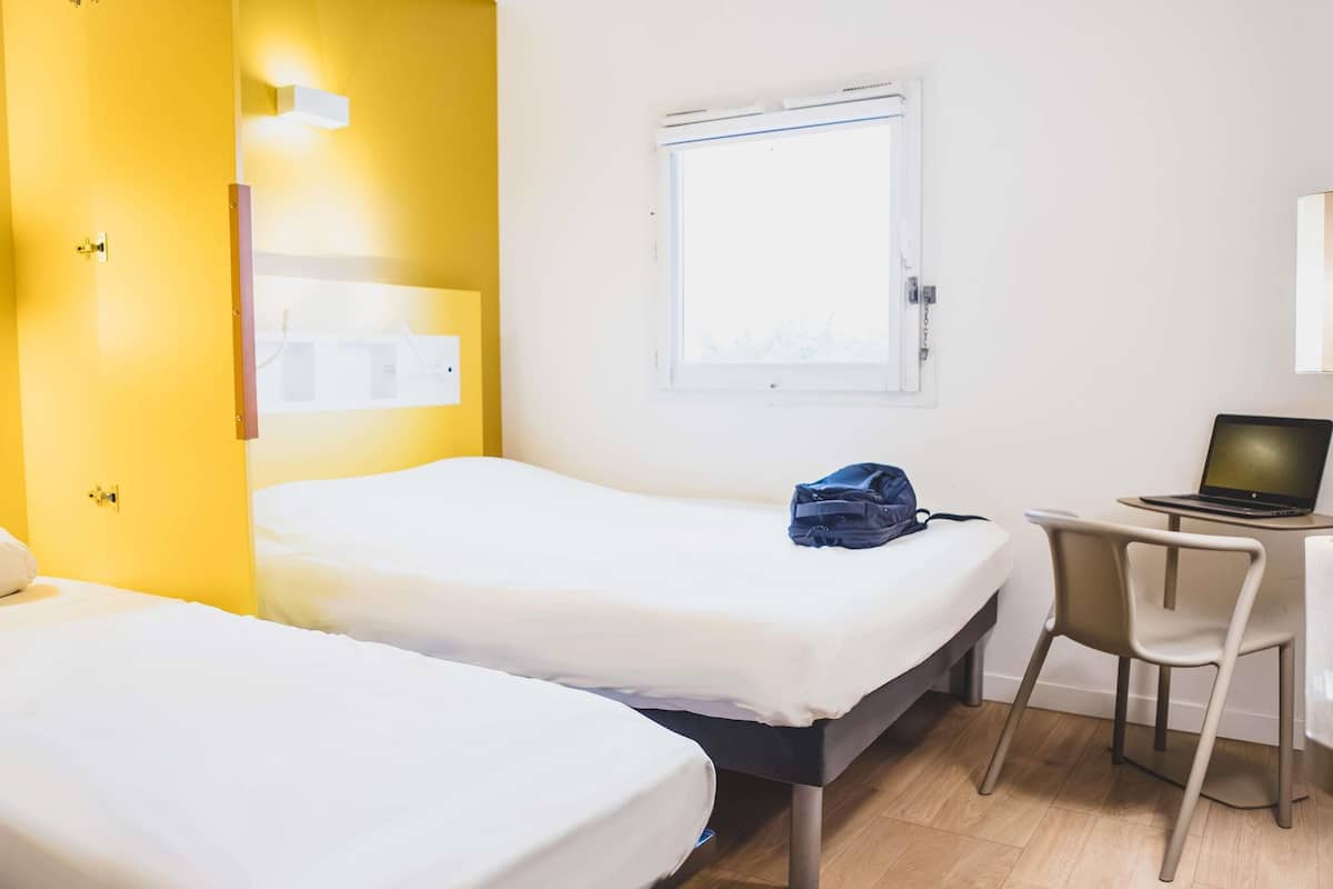 Dreibettzimmer, Mehrere Betten | Schreibtisch, laptopgeeigneter Arbeitsplatz, schallisolierte Zimmer