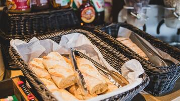 Se ofrece un desayuno bufé todos los días (por un coste adicional)